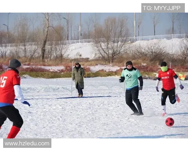 雪地足球赛激情四溢冰雪对抗赛场上的热血碰撞与友谊的传递